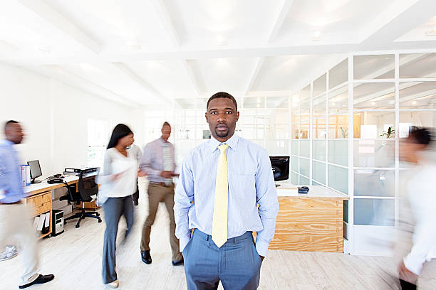 empresário africano no meio do seu escritório ocupado - office time lapse imagens e fotografias de stock