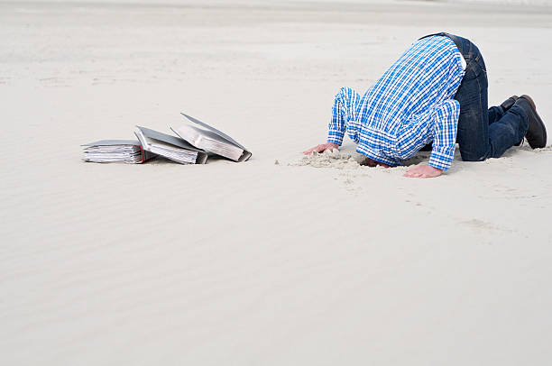 ofício de escritório esconder a cabeça na areia - white collar worker fear businessman business imagens e fotografias de stock