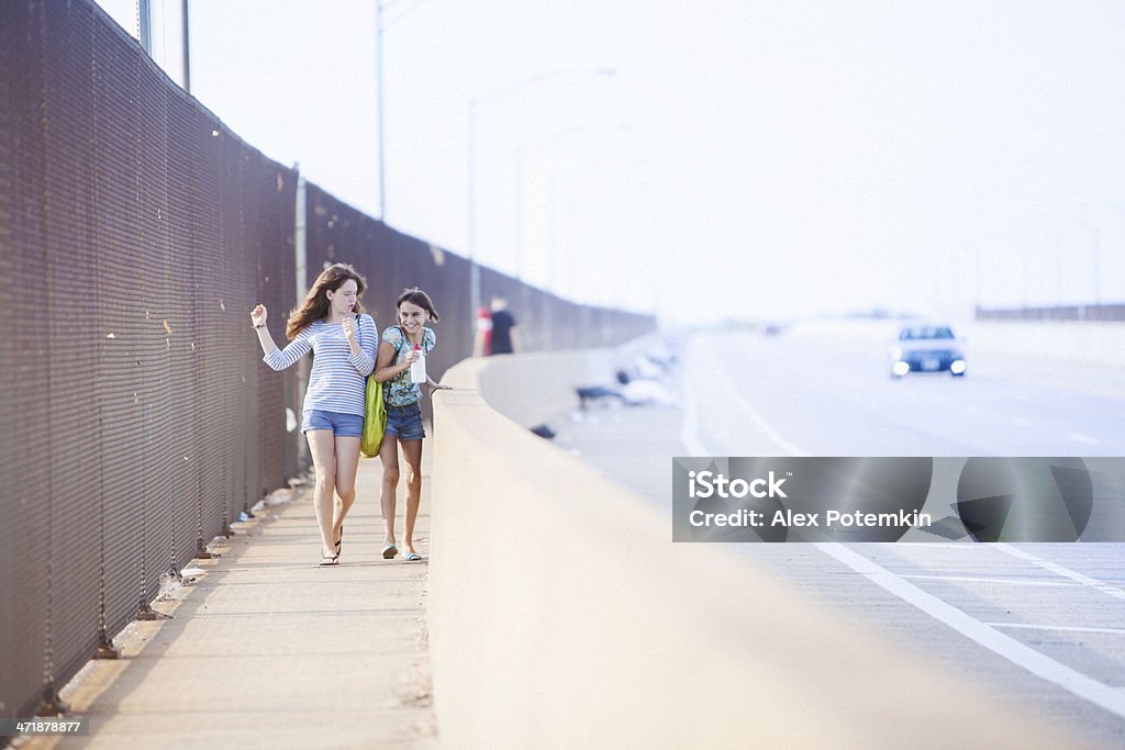 Dwie dziewczynki spaceru na Most w strefie przemysłowej - Zbiór zdjęć royalty-free (Nowy Jork)