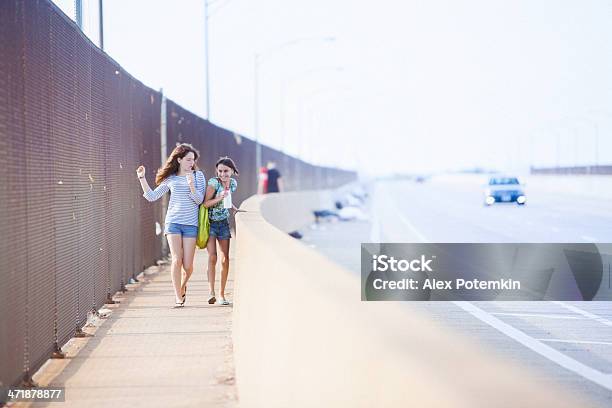 Foto de Duas Meninas Andando Sobre Uma Ponte Na Zona Industrial e mais fotos de stock de Carro