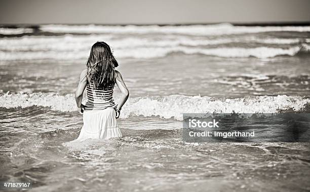 Disfruta De La Vista Al Mar Foto de stock y más banco de imágenes de Mojado - Mojado, Niñas, 6-7 años