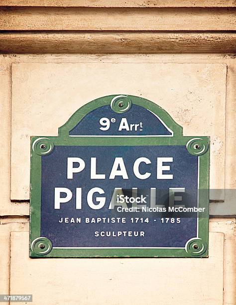 Place Pigalle Strada Di Parigi - Fotografie stock e altre immagini di Parigi - Parigi, Ambientazione esterna, Capitali internazionali