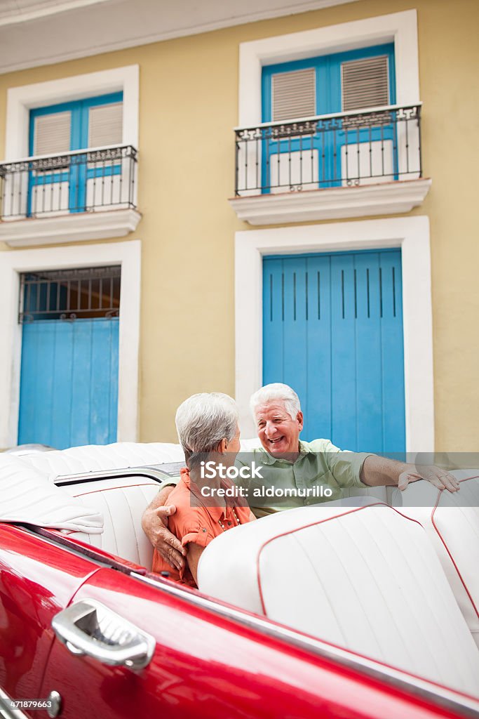 Alegre pareja senior disfrutando de Cuba - Foto de stock de Cuba libre de derechos