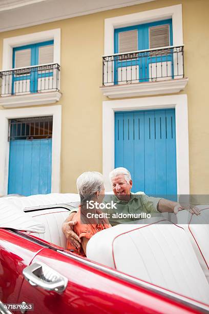 Alegre Pareja Senior Disfrutando De Cuba Foto de stock y más banco de imágenes de Cuba - Cuba, Coche, Diversión