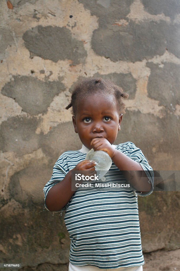 Niño bebiendo agua africano - Foto de stock de 12-17 meses libre de derechos