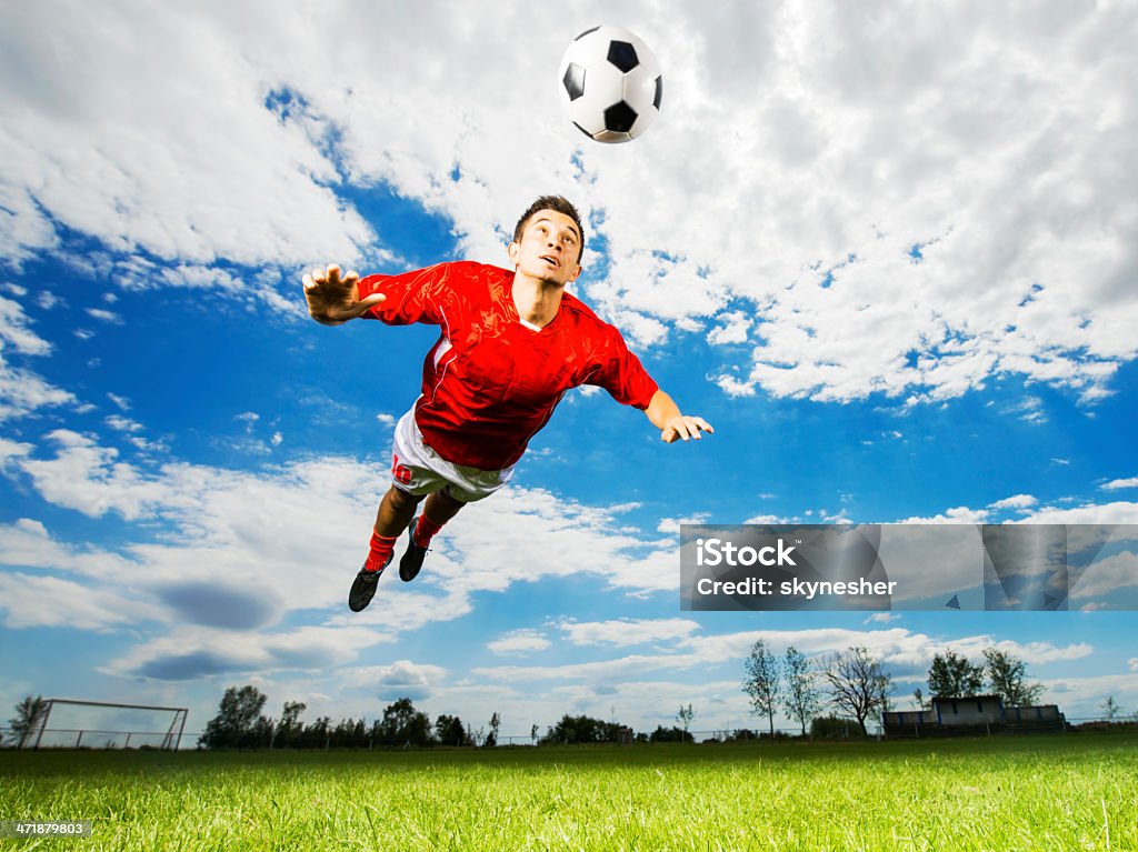 Jogador de futebol em direção à bola. - Foto de stock de Jogador de Futebol royalty-free