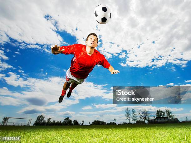 Foto de Jogador De Futebol Em Direção À Bola e mais fotos de stock de Jogador de Futebol - Jogador de Futebol, Bola de Futebol, Cabeçada