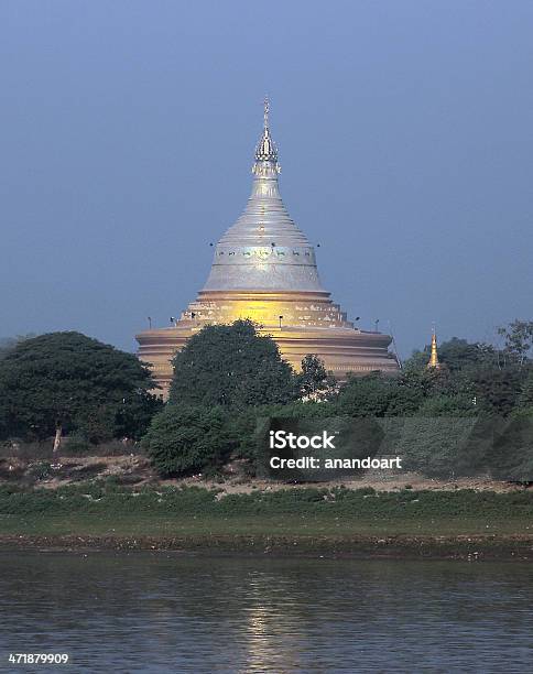 Foto de Pagode Dourado No Irawaddi e mais fotos de stock de Arcaico - Arcaico, Arquitetura, Buda