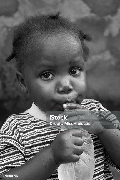 Африканский Малыш Пьет Воду — стоковые фотографии и другие картинки Африка - Африка, Младенец, Пить