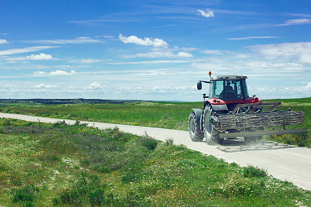 traktor - plowed road zdjęcia i obrazy z banku zdjęć