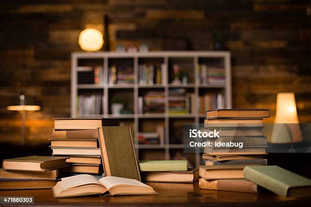 빈티지 교재들 앉아 늙음 책상 벽면 배경기술 Shelved 서재에 대한 스톡 사진 및 기타 이미지 - 서재, 책장, 도서관