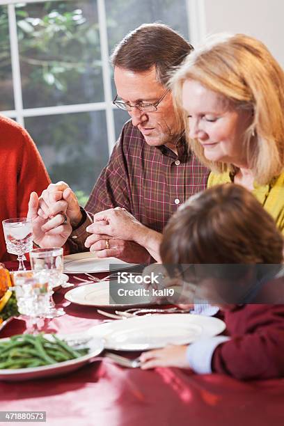 Familie Beten Vor Dem Essen Stockfoto und mehr Bilder von Beten - Beten, Mahlzeit, Tischgebet