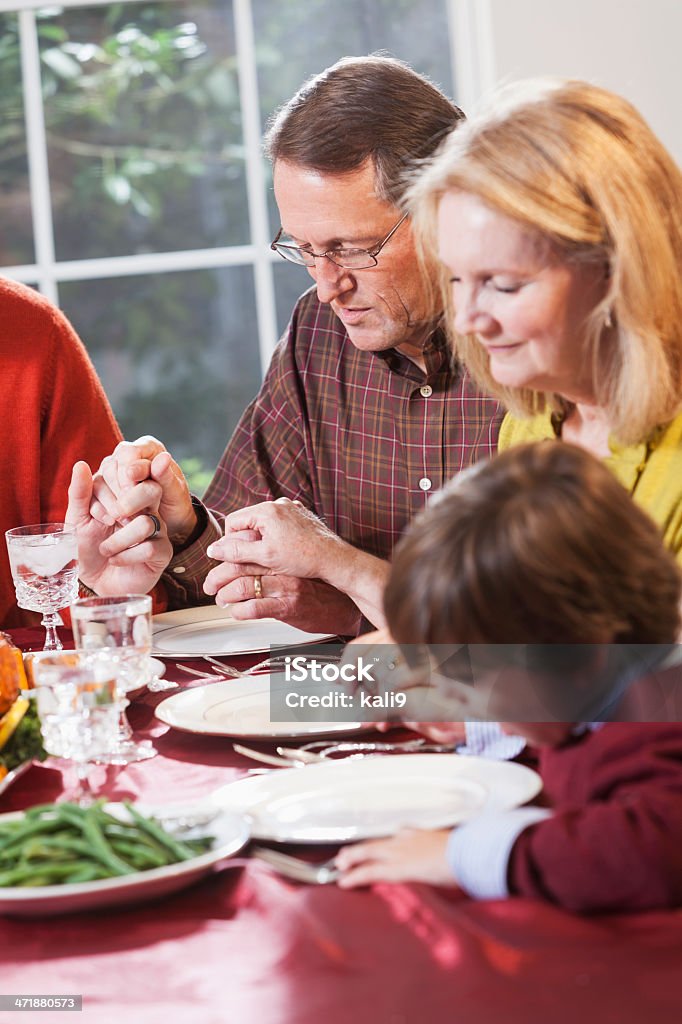 祈る前にご家族でのお食事 - 祈りを捧げるのロイヤリティフリーストックフォト