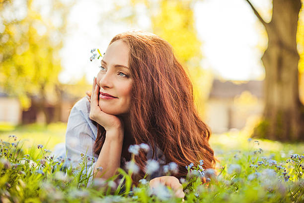 hermoso pelirrojo al aire libre - women close up beautiful beauty in nature fotografías e imágenes de stock