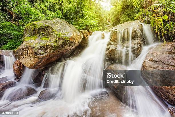 Sunny Cascada De Foto de stock y más banco de imágenes de Caer - Caer, Montaña, Agua