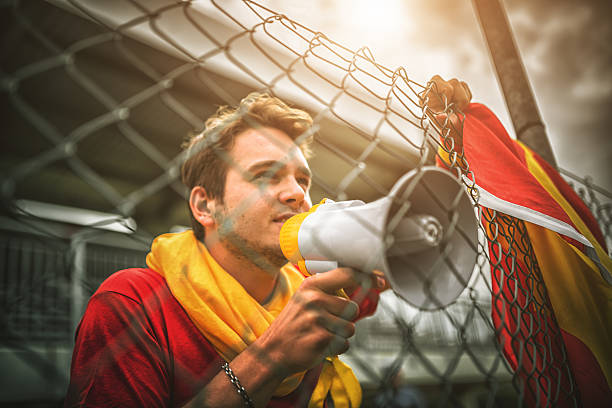 espanha futebol alemão de gritar na margem do campo - fan football sport tailgate party imagens e fotografias de stock