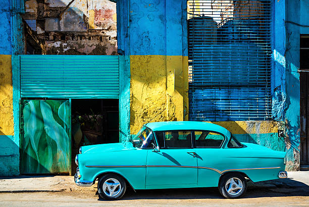 vieille voiture américaine sur havana street - taxi retro revival havana car photos et images de collection