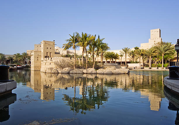 아라비아 건축양상 럭셔리한 호텔, 두바이, 아랍에미리트 - madinat jumeirah hotel 뉴스 사진 이미지