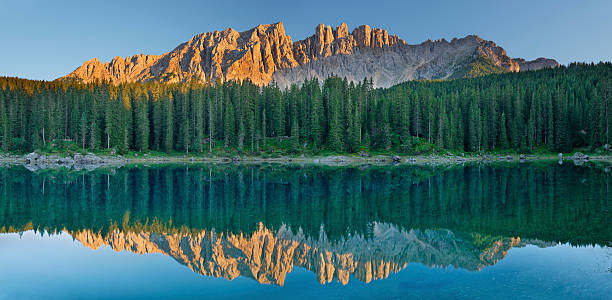 lago di carezza (naturpark sextener) - latemar mountain range stock-fotos und bilder