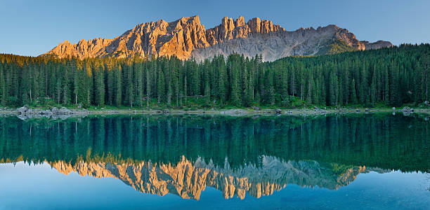 lago di di carezza (dolomiti) - latemar mountain range foto e immagini stock