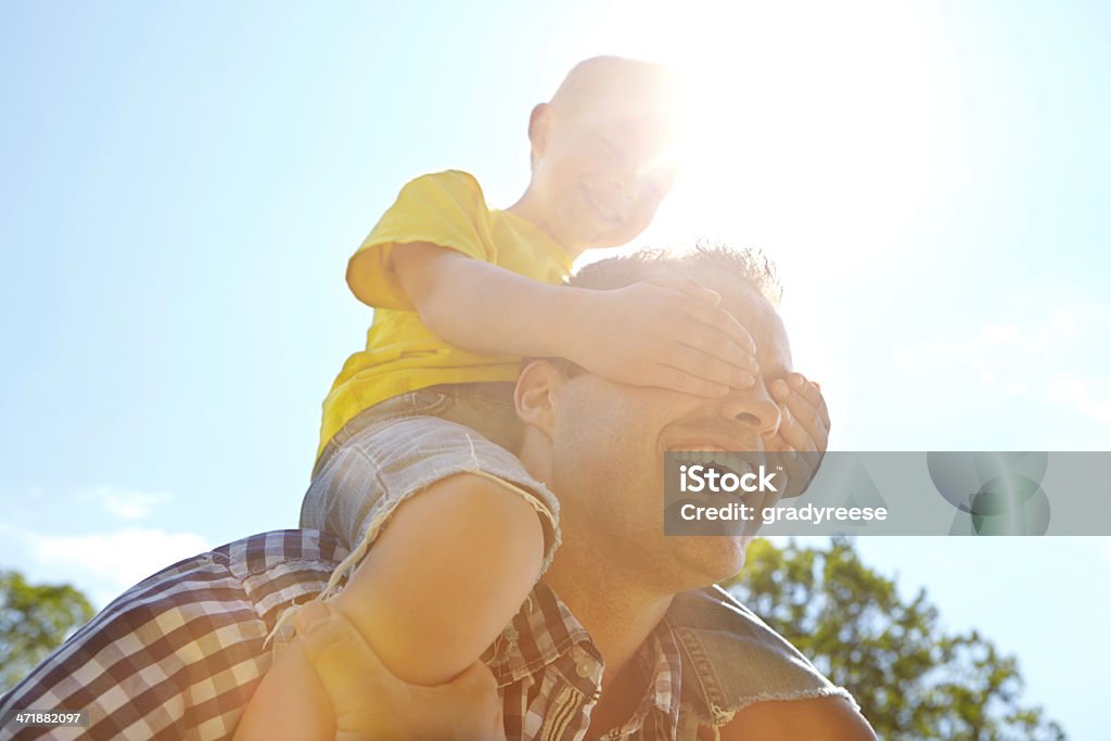 Das schützt vor der Sonne, und danke meinen Jungen - Lizenzfrei Augen zuhalten Stock-Foto