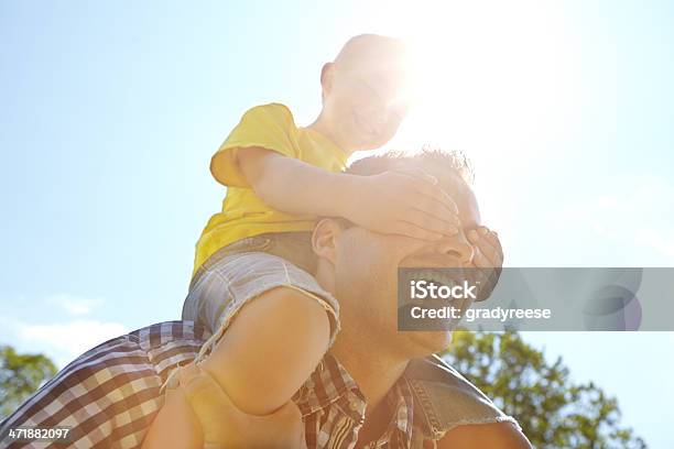 Das Schützt Vor Der Sonne Und Danke Meinen Jungen Stockfoto und mehr Bilder von Augen zuhalten - Augen zuhalten, Natur, 6-7 Jahre