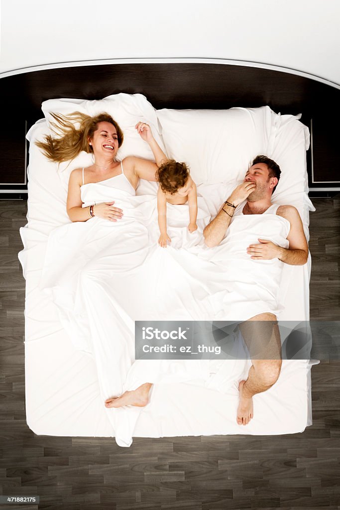 Famiglia a letto - Foto stock royalty-free di Adulto