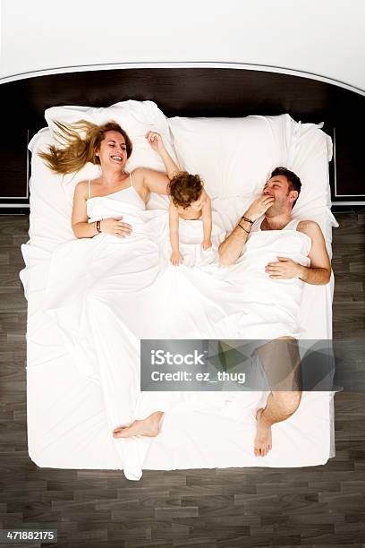 Famiglia A Letto - Fotografie stock e altre immagini di Adulto - Adulto, Ambientazione interna, Amore