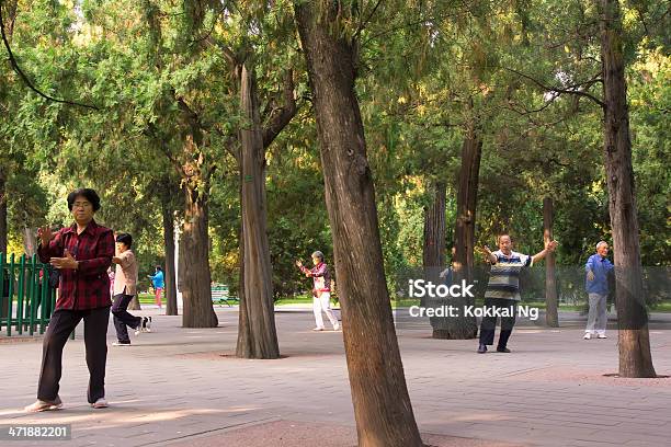 Unsynchronised Taichi Stockfoto und mehr Bilder von Parkanlage - Parkanlage, Peking, Tai Chi
