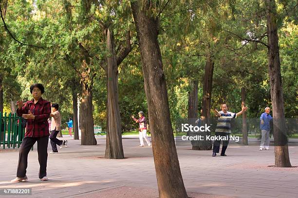 Photo libre de droit de Unsynchronised Tai Chi banque d'images et plus d'images libres de droit de Parc public - Parc public, Pékin, Tai Chi