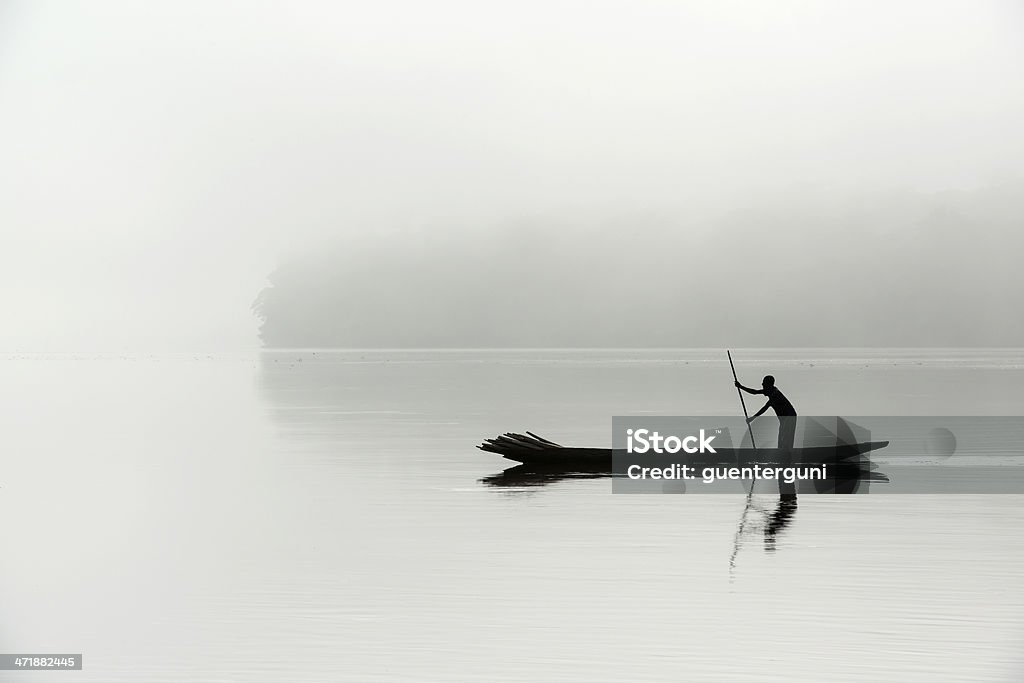 Silhouette di un pescatori nella nebbia di mattina, Fiume Congo - Foto stock royalty-free di Africa