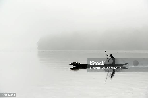 Silhouette Di Un Pescatori Nella Nebbia Di Mattina Fiume Congo - Fotografie stock e altre immagini di Africa