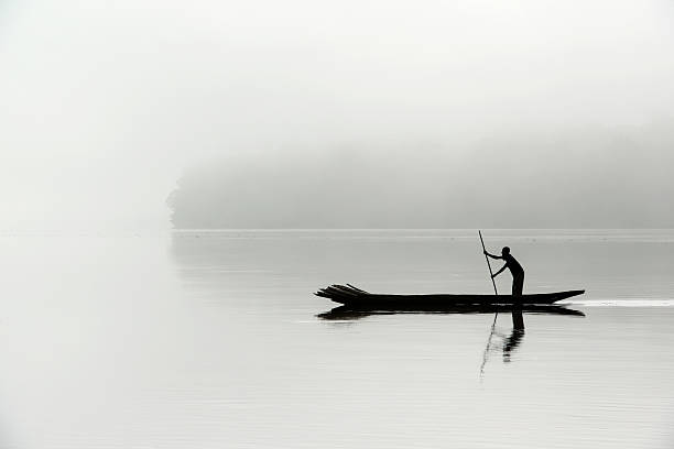 シルエットの漁師の朝の霧、コンゴ川 - congo river ストックフォトと画像