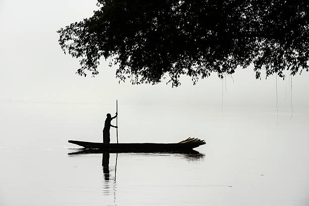 sylwetka z rybak rano mgła, rzeka kongo - rowboat fishing africa fishing industry zdjęcia i obrazy z banku zdjęć