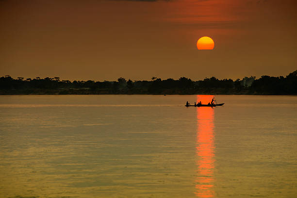 ピローグ（丸木舟）で、コンゴ川の日没 - congo river ストックフォトと画像