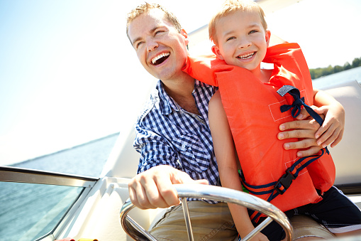 Young father and son laughing while riding in a speedboathttp://195.154.178.81/DATA/i_collage/pu/shoots/784701.jpg