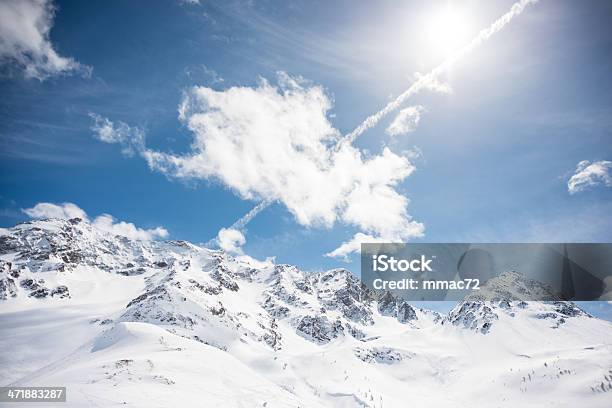 Paisagem De Montanha No Dia De Sol - Fotografias de stock e mais imagens de A nevar - A nevar, Ajardinado, Alpes Europeus