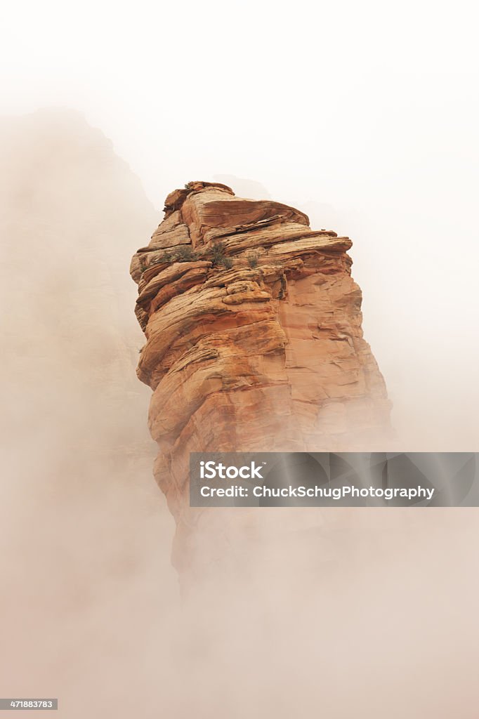 Eroso Rock Canyon Hoodoo Nebbia - Foto stock royalty-free di Affioramento