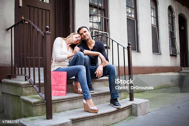 Coppia Felice In Amore Seduto In Porta Passaggi - Fotografie stock e altre immagini di Adulto - Adulto, Affettuoso, Ambientazione esterna