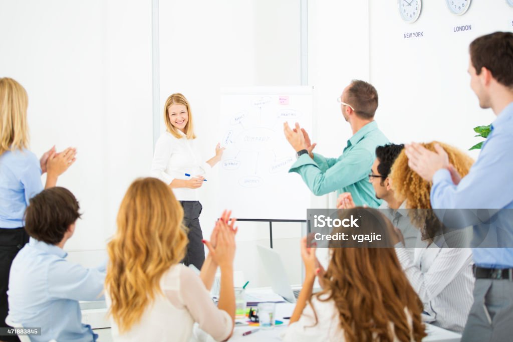 Mulher dando uma apresentação de Negócios no local de trabalho. - Royalty-free Adulto Foto de stock