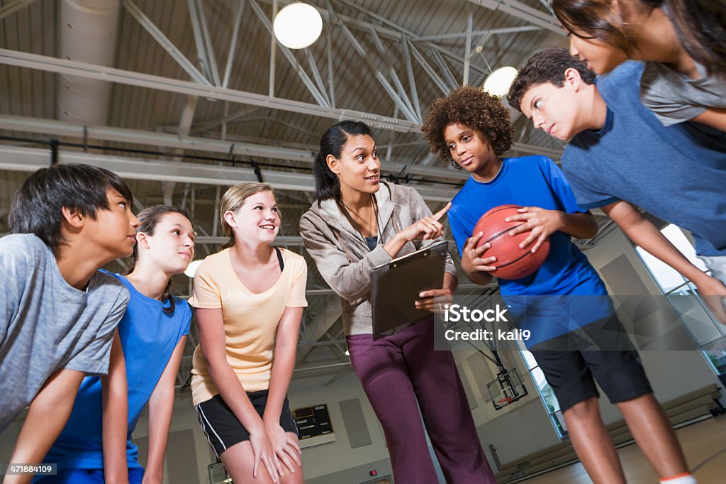 Gruppo di bambini con Allenatore di basket - Foto stock royalty-free di Basket