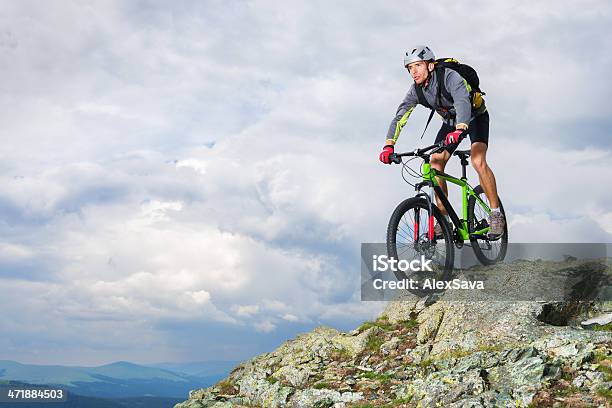 Ciclismo De Montaña Foto de stock y más banco de imágenes de Liderazgo - Liderazgo, Montaña, Por encima de