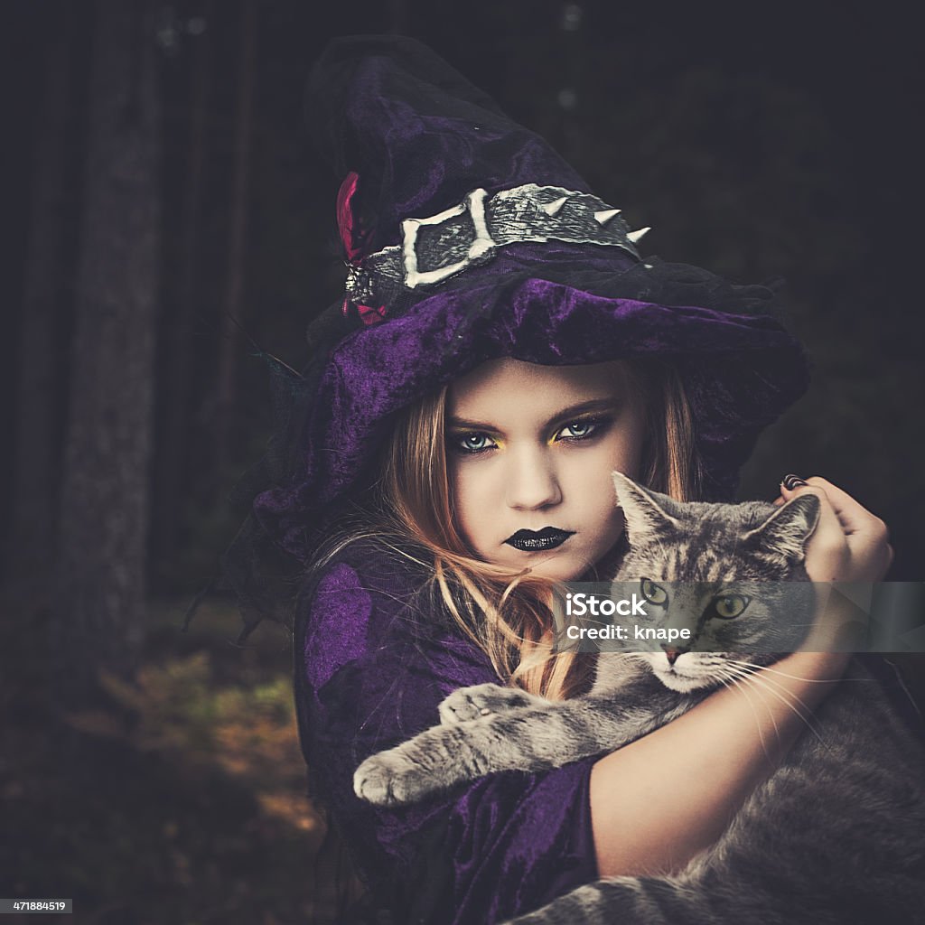 Молодая ведьма с cat - Стоковые фото Домашняя кошка роялти-фри