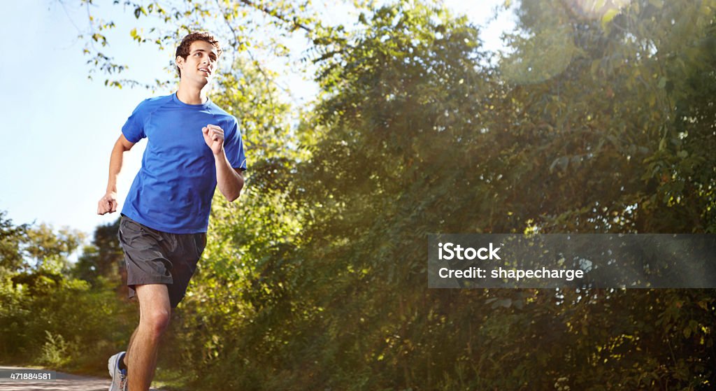 Jogging tiene il mio cuore, il corpo e la mente in gran forma - Foto stock royalty-free di 20-24 anni