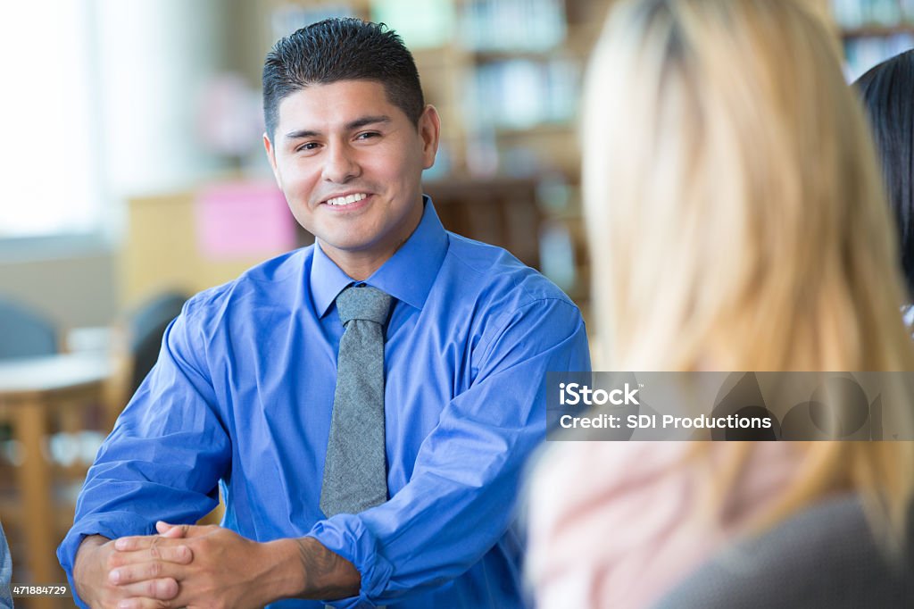 Homem ouvir grupo de debate - Royalty-free Adulto Foto de stock