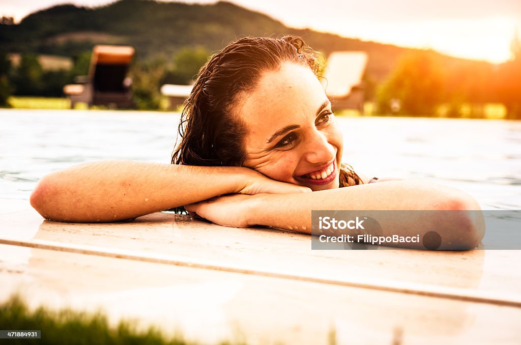 Linda menina na piscina ao pôr do sol - Royalty-free Fora de moda - Estilo Foto de stock