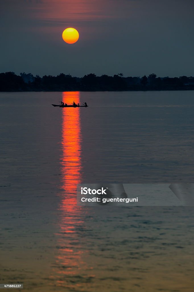 Pirogue (Dłubanka) o zachodzie słońca, Rzeka Kongo - Zbiór zdjęć royalty-free (Rzeka Kongo)