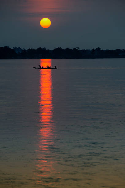 pirogue (dłubanka) o zachodzie słońca, rzeka kongo - rowboat fishing africa fishing industry zdjęcia i obrazy z banku zdjęć