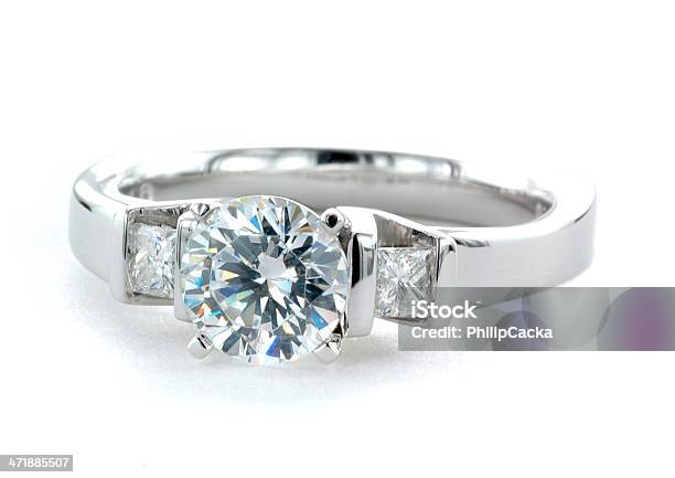 Mulher E O Anel De Casamento De Platina Diamante - Fotografias de stock e mais imagens de Diamante - Diamante, Visão Frontal, Adulto