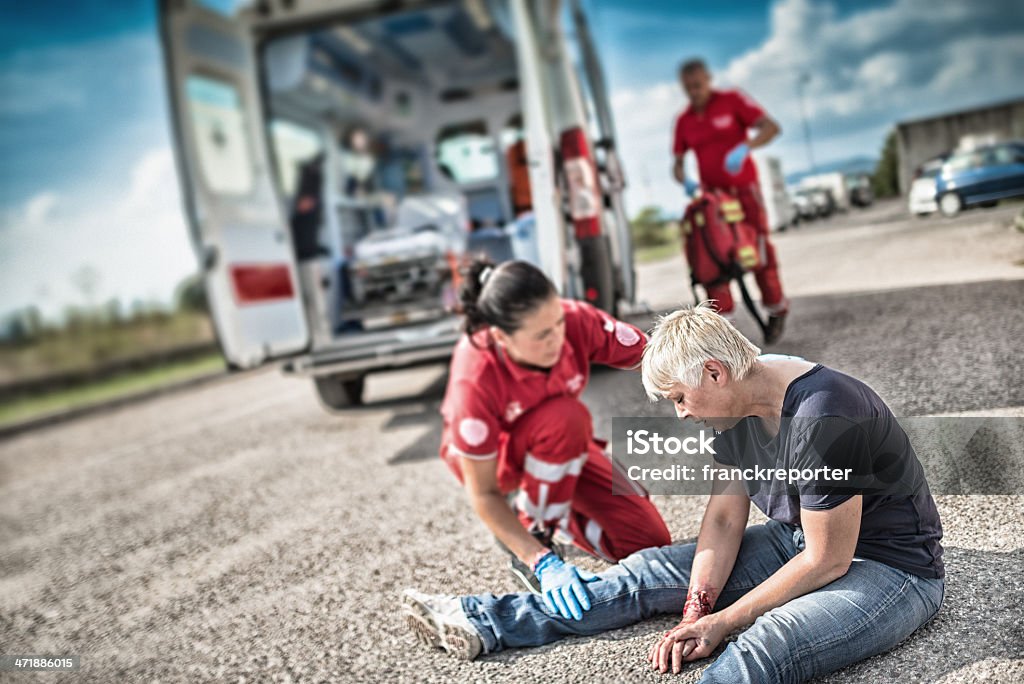 Soccorso salvare vite umane - Foto stock royalty-free di Braccio rotto